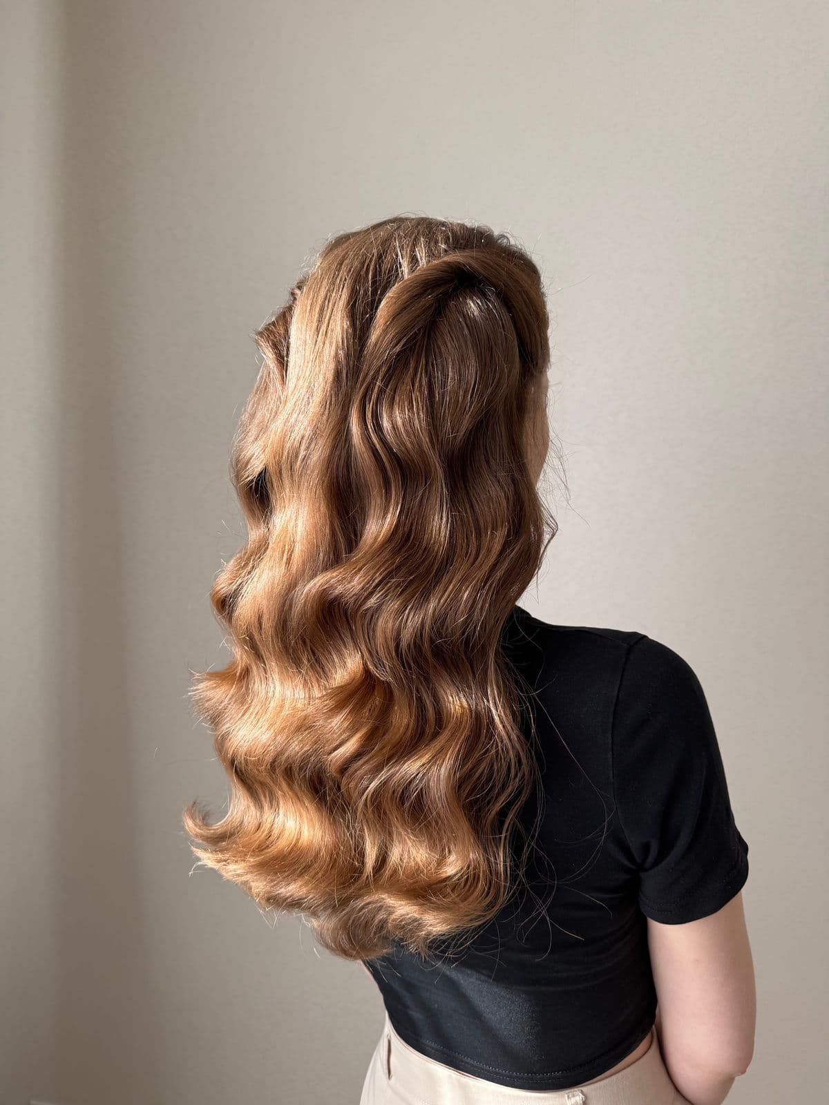 Brunette hair with soft balayage and natural waves