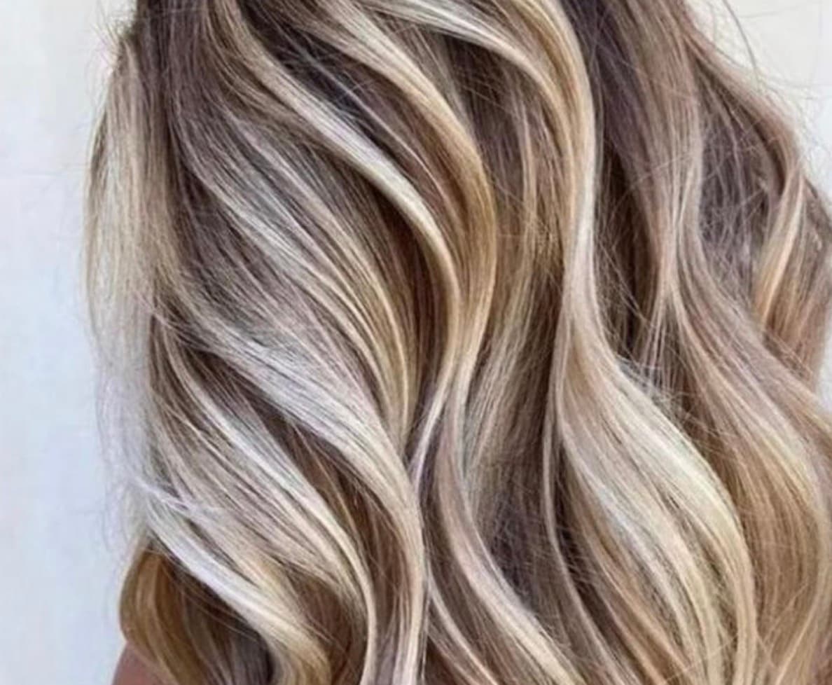 Shiny wavy blonde hair with balayage
